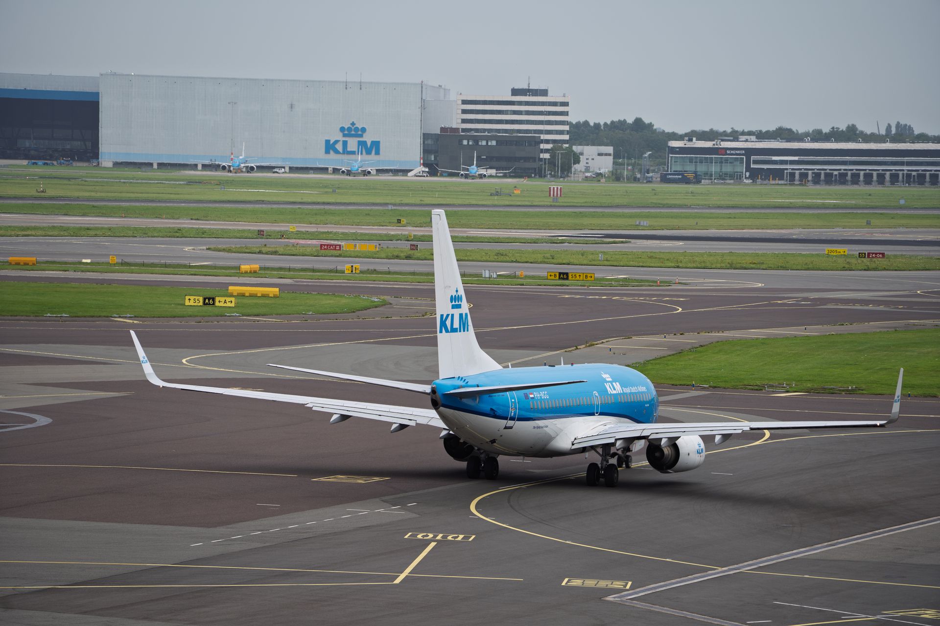 Vliegtuig op de startbaan van Schiphol