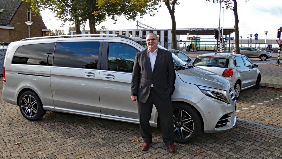 Piet van Halderen bij de Mercedes V-klasse van SchipholTaxiLand