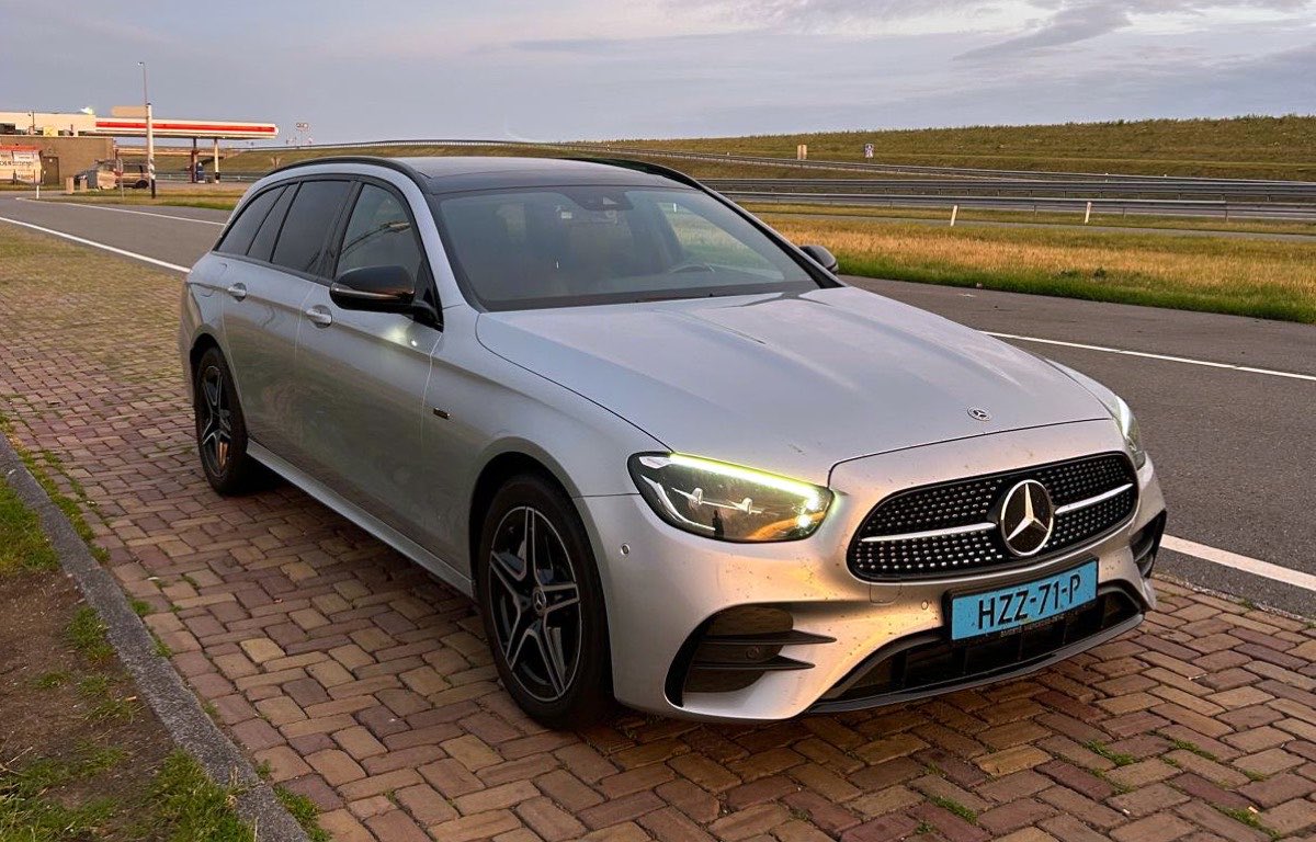 Zilvergrijze Mercedes E-klasse van SchipholTaxiLand langs de weg